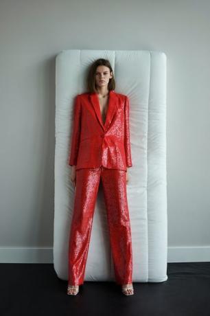 Raudonas blizgučio „Zara“ kostiumas Claudia Winkleman Griežtai pradėkite šou