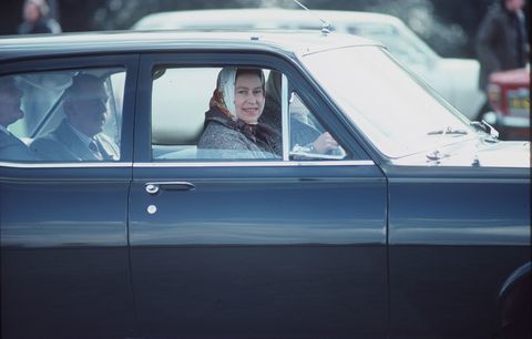 Karalienė Elžbieta vairuojant VAUXHALL
