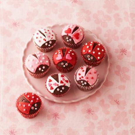 šokoladiniai meilės „blakės“ ladybug keksiukai, paimti iš Moters dienos 2015 m. vasario mėn. viršelio