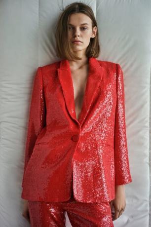 Claudia Winkleman vilki raudoną „Zara“ blizgučių kostiumą „Strictly start“ šou 