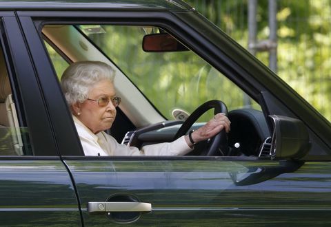 Karalienė Elžbieta vairuojant Range Rover