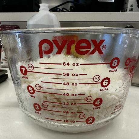 balti ryžiai Pyrex matavimo puodelyje