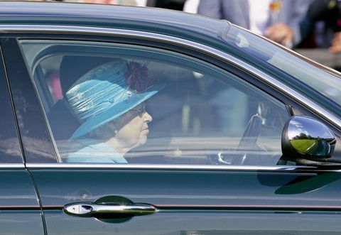 Karalienė Elžbieta vairuojant Jaguar