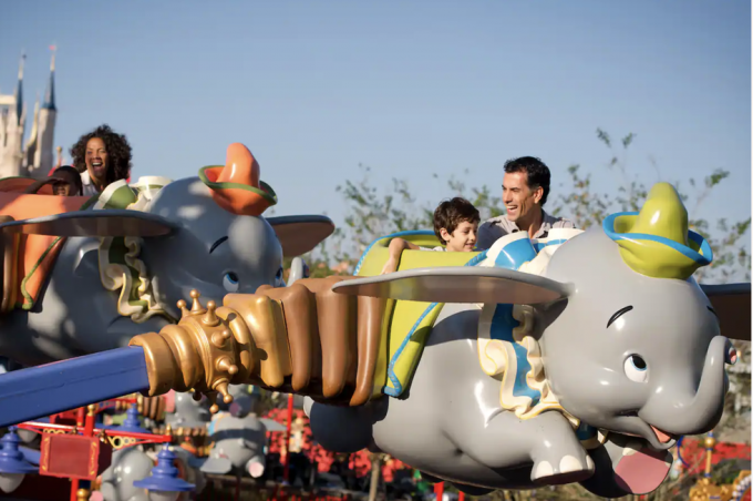 keleiviai joja dumbo skraidančiu drambliu Volto Disnėjaus pasaulio stebuklingos karalystės parke