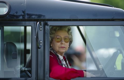 Karalienė Elžbieta vairuojant Land Rover