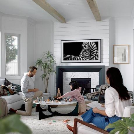 Samsung rėmo televizorius gyvenamajame kambaryje