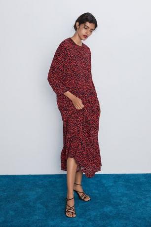 Dabar galite nusipirkti TAI „Zara“ suknelę raudonojo leopardo atspaudu