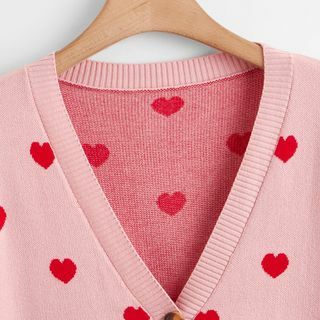 Širdies rašto sagos priekinis megztinis